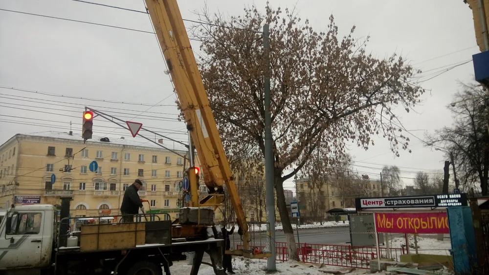 Спил деревьев на автовышке, Коминтерна