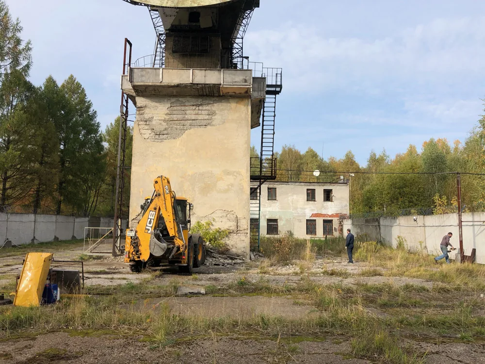 Расчистка участка, Радиолокационная база